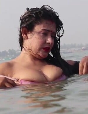 Beautiful maisha bengali bhabhi bathing in river showing hot cleavage and wet body