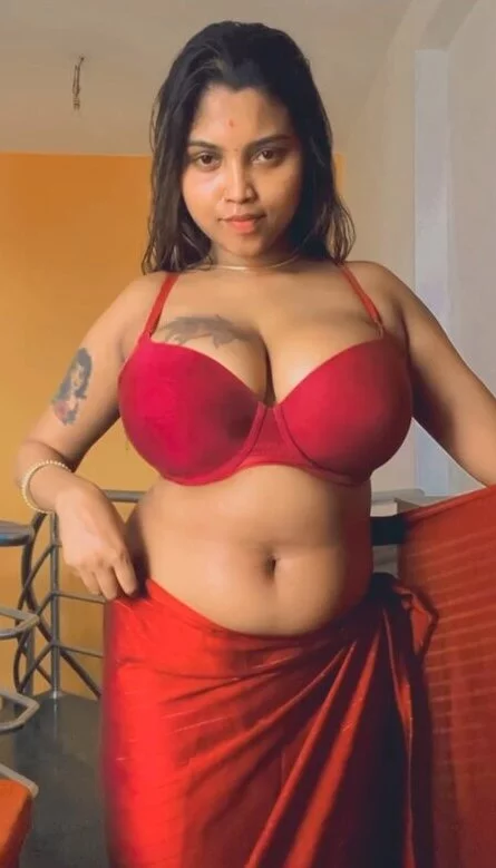 Tiktok Elakkiya huge boobs,back, navel played and kissed by Lesbian