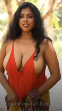 Roohi Naari loose red tank top & boobs