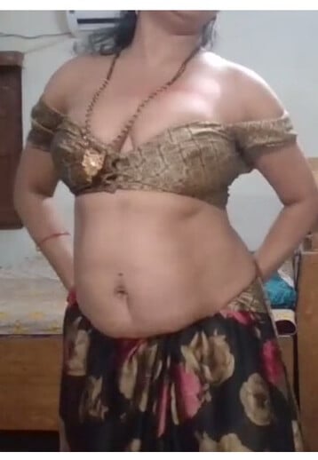 Beautiful Bhabhi In Saree Looking stunning, teasing with her expression
