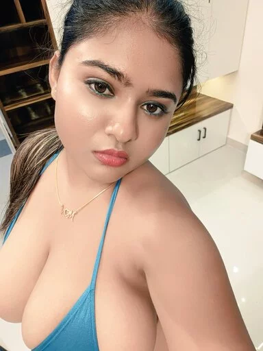 MEGHA DAS GHOSH Saree Fashion At Sea Beach Vlog