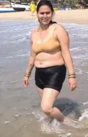 Desi milf bhabhi showing bOObs on beach in goa