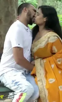 Indian Hot Kissing – Girlfriend with Boyfriend Prank in Saree