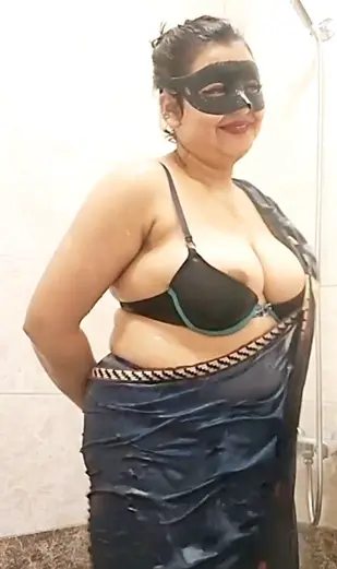 पड़ोसी ने मुझे बाथरूम में नहाते देख लिया और मेरी गांड मार ली Mishthi