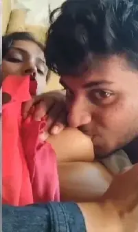 कॉलेज गर्लफ्रेंड के बडे बूब्स को दबाके चूसा