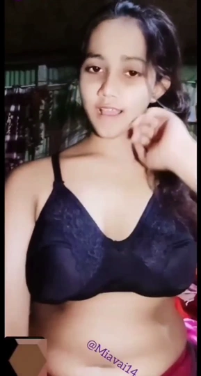 Beautiful Indian Girl Showing Her Swiggy Boobs And Pussy Fingering