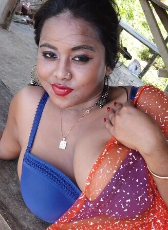 Horny booby bong beauty hot cleavage and navel show photoshoot