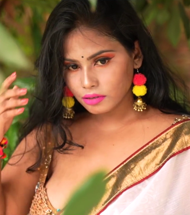 Gorgeous Sreetama Sen Saree Fashion Video
