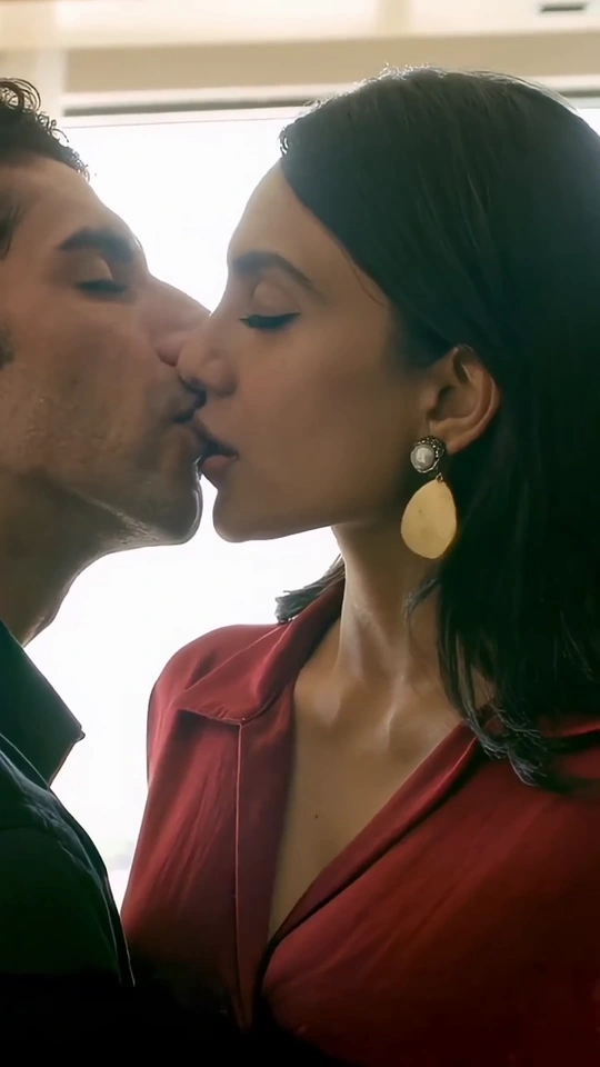 Sobhita Dhulipala hot kissing