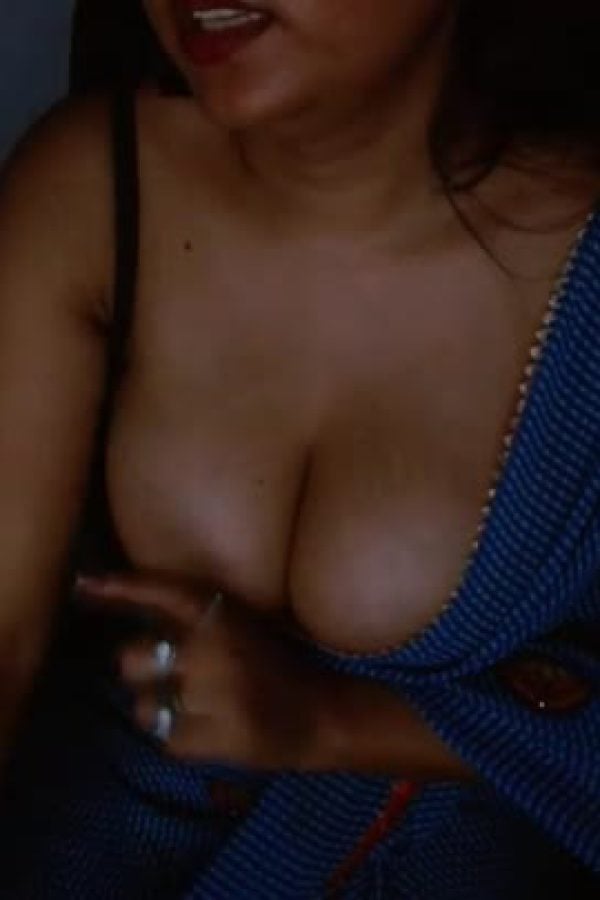 hey daisy show her cleavage